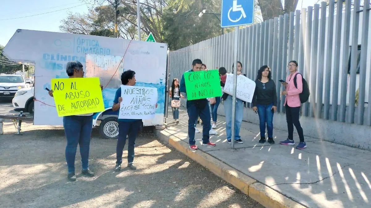 Protestan padres de familia